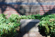 900090 Afbeelding van het gedenkteken voor Pierre M. Roels en de gedenksteen voor de Spoorwegstaking 1944-1945 in het ...